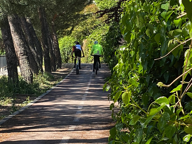 dos vecinos paseando en bicicleta por un tramo del carril bici de Torrelodones