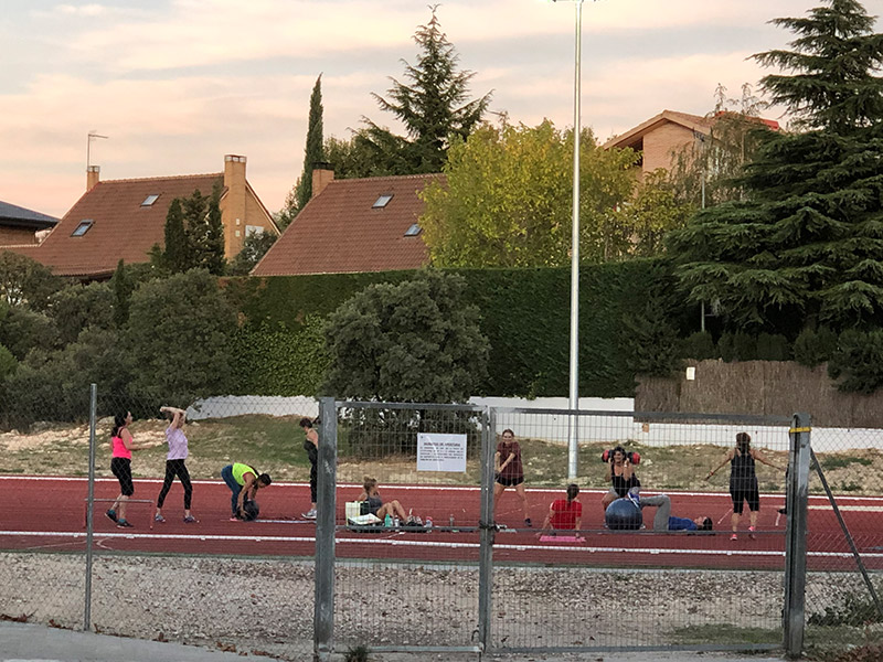 imagen de unos vecinos haciendo deporte en una pista de atletismo de Torrelodones